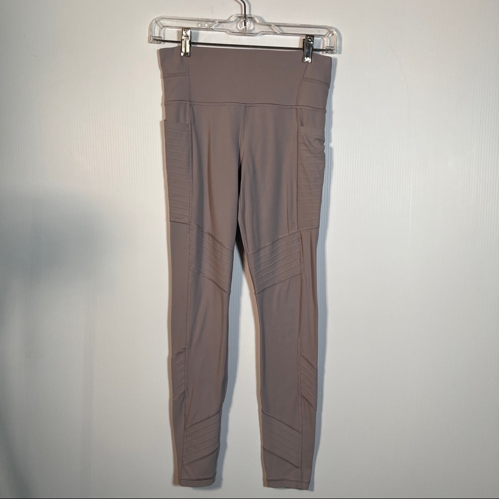 ATHLETA Leggings. Gray. Inside key pocket, 2 hip pockets. Seamed details. XS